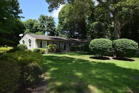 5 Hearth Ln, Brookhaven, NY 11719