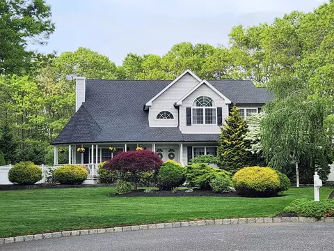 9 Palace Ct, Manorville, NY 11949