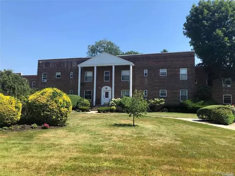 285 Central Ave #B4, Lawrence, NY 11559