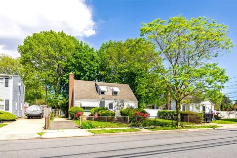 15 Underhill Ave, Hicksville, NY 11801