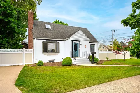 19 Underhill Ave, Hicksville, NY 11801