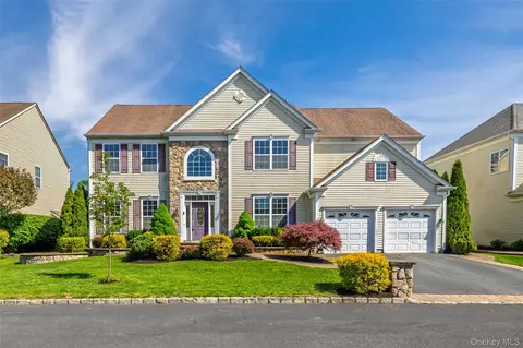 33 Avolet Ct, Mount Sinai, NY 11766