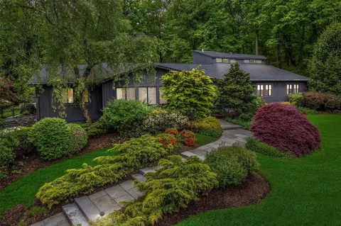 9 Patriot Ct, Clarkstown, NY 10956
