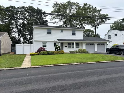 524 Davis St, North Babylon, NY 11703