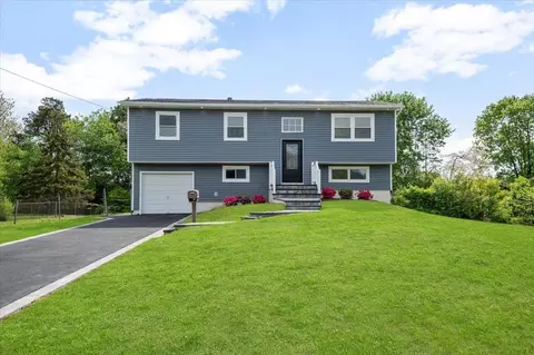 8 April Ave, Dix Hills, NY 11746
