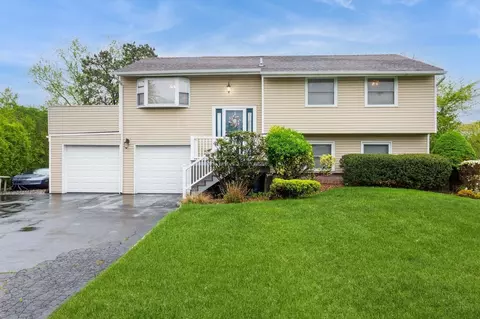 14 Handy Ln, Medford, NY 11763