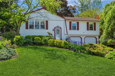 10 Phyllis Ct, Kings Park, NY 11754