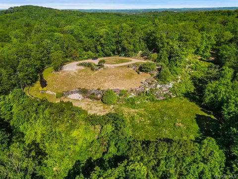 371-383 Pea Pond Rd, Bedford, NY 10536
