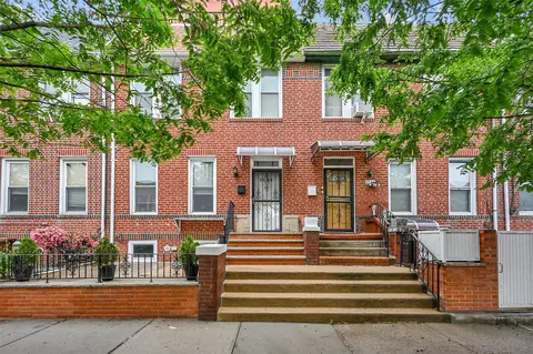 25-66 46th St, New York, NY 11103