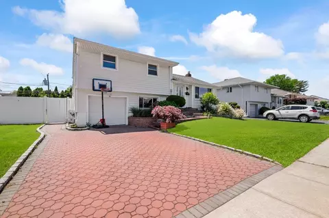 42 Macarthur Ave, Plainview, NY 11803