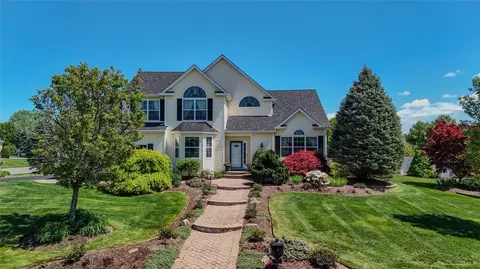 2 Upton Ct, Shoreham, NY 11786