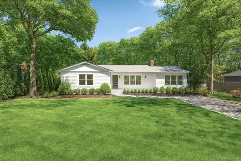 4 Pine Tree Ct, East Quogue, NY 11942
