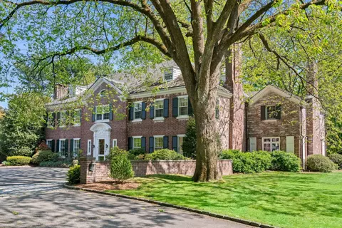 11 Meadow Spring Rd, Glen Cove, NY 11542