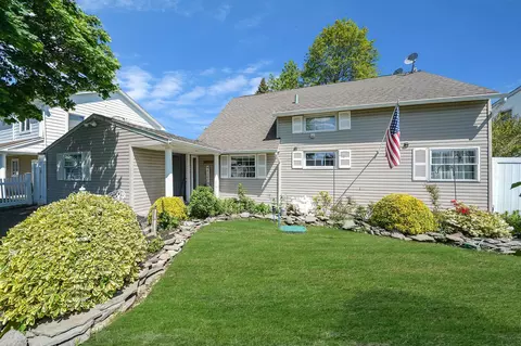 15 Thrush Ln, Levittown, NY 11756
