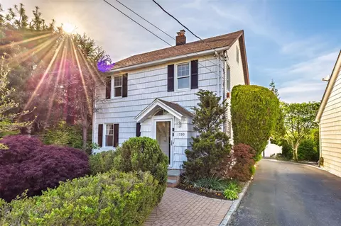 1730 Hancock St, Hewlett, NY 11557