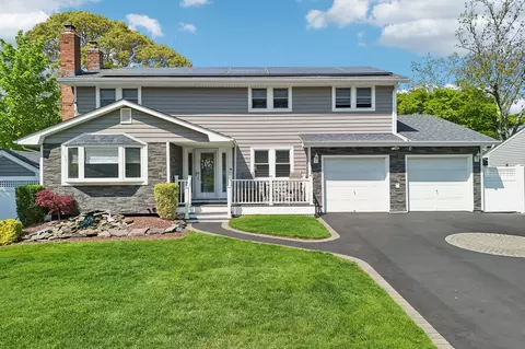 22 Galaxie Ln, Selden, NY 11784