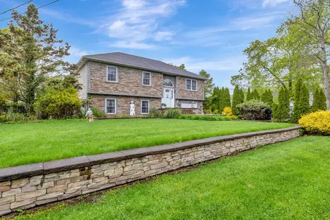 102 Dahlia Dr, Mastic Beach, NY 11951