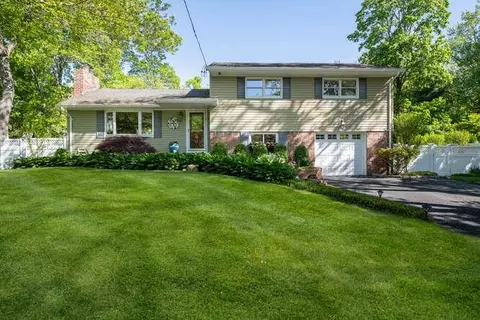 54 Wyoming Dr, Huntington Station, NY 11746