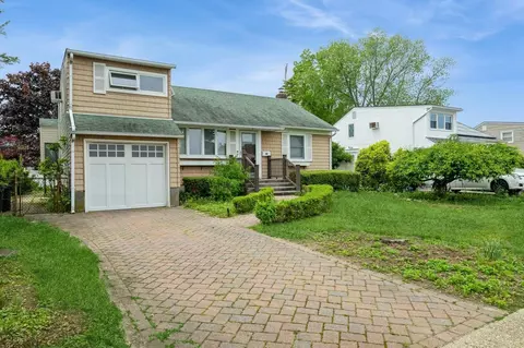 542 Kell Pl, Seaford, NY 11783