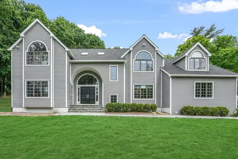 92 Random Farms Dr, New Castle, NY 10514