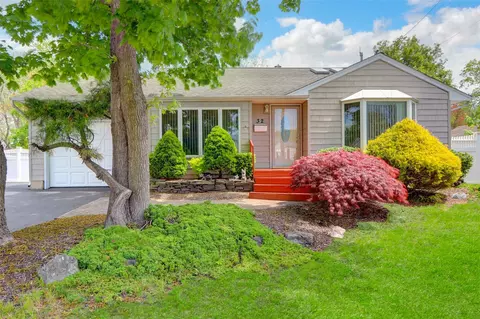 32 Santapogue Dr, Lindenhurst, NY 11757