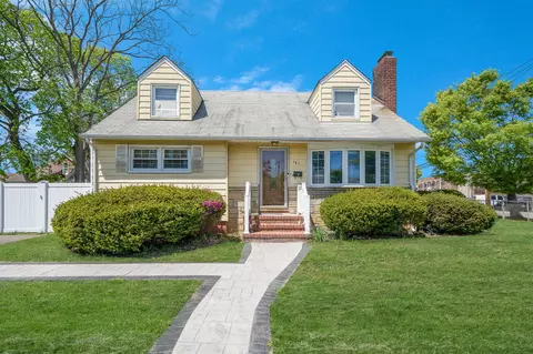161 Grand Ave, Freeport, NY 11520