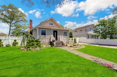106 Grand Ave, Lindenhurst, NY 11757