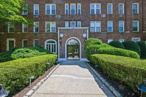 12 Hamilton Pl #A-10, Garden City, NY 11530