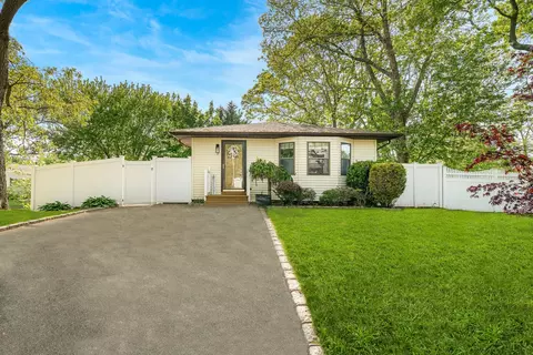 2 Charles Ct, Port Jefferson Station, NY 11776