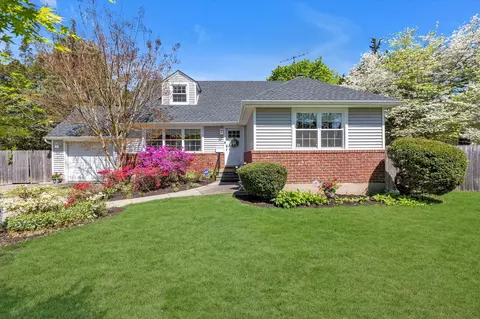53 3rd Ave, East Islip, NY 11730