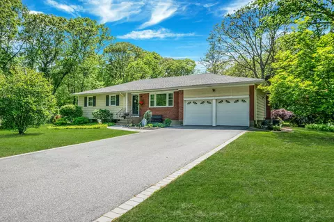 2 Old Orchard Ln, Ridge, NY 11961