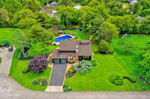 4 Hatteras Ct, Mount Sinai, NY 11766