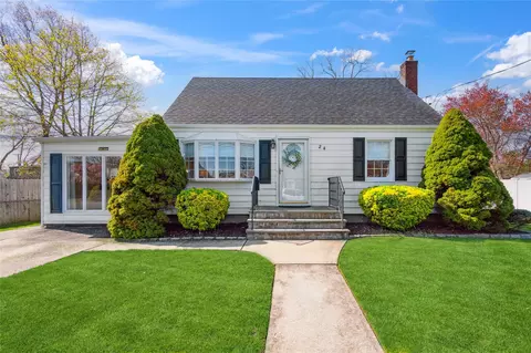 24 Elaine Dr, Sayville, NY 11782