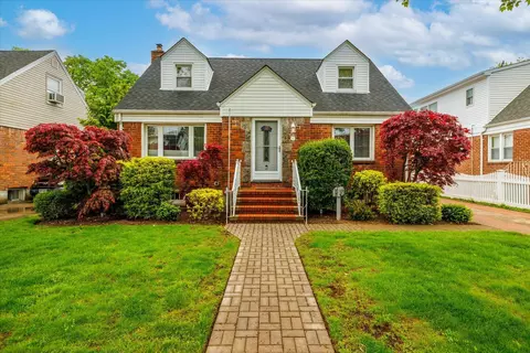 19 Croyden St, New Hyde Park, NY 11040