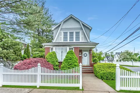 52 Charles St, Hicksville, NY 11801