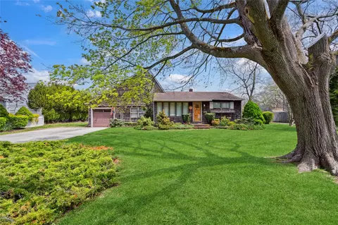 211 Bay Ave, Bayport, NY 11705