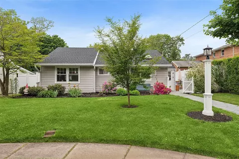 3 Spruce Ln, Glen Cove, NY 11542