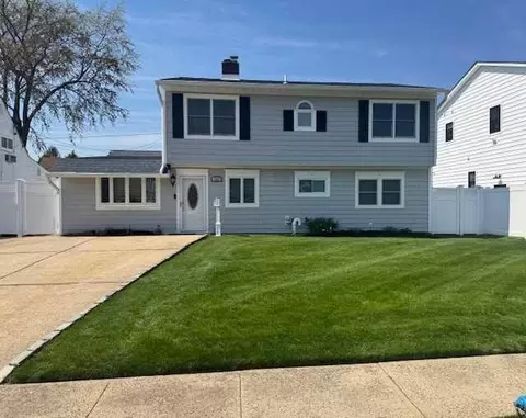 18 Prince Ln, Westbury, NY 11590