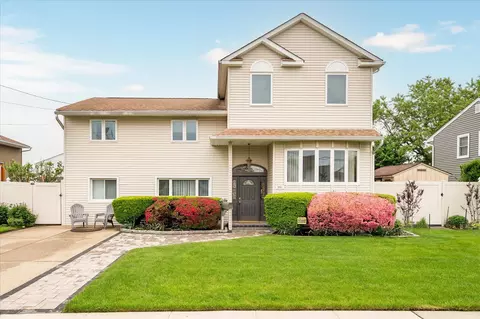 251 N Idaho Ave, Massapequa, NY 11758