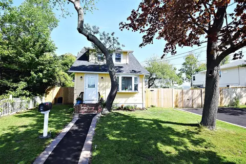 24 Brook St, Lindenhurst, NY 11757