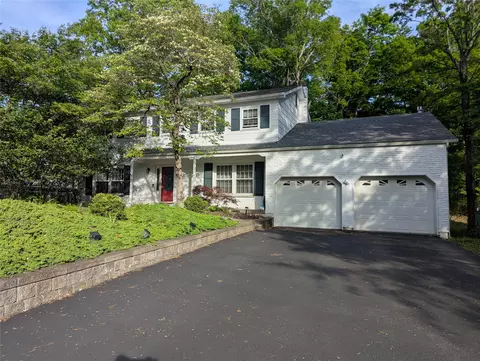 44 Brookland Farms Rd, Poughkeepsie, NY 12601
