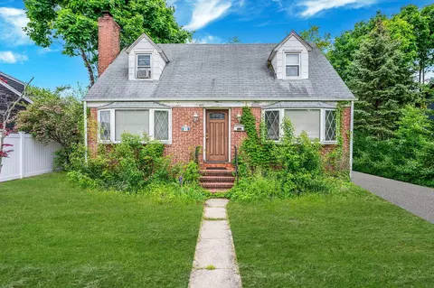 133 County Line Rd, Amityville, NY 11701