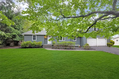 17 Lolly Ln, Centereach, NY 11720
