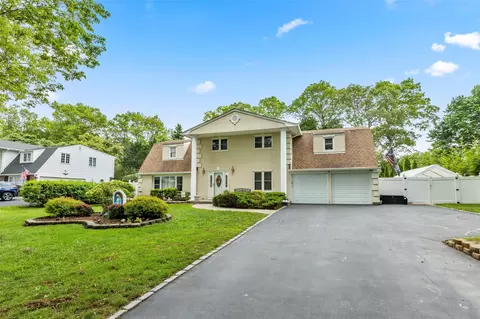 8 Wichard Blvd, Commack, NY 11725