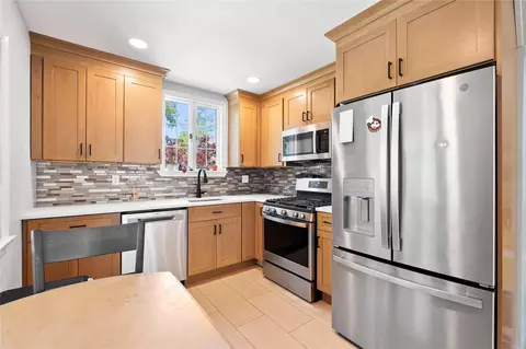 31 Wagon Ln E, Centereach, NY 11720
