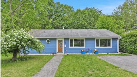 10 Van Wyck Dr, Poughkeepsie, NY 12601