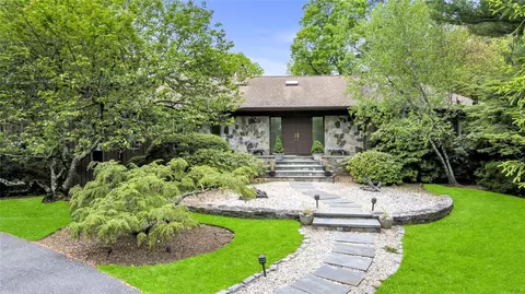 4 Bobby Close, Mamaroneck, NY 10543