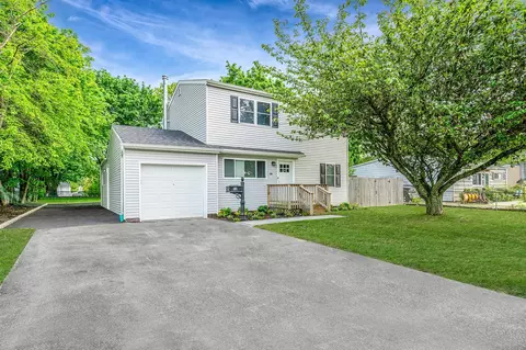 38 18th Ave, Bay Shore, NY 11706