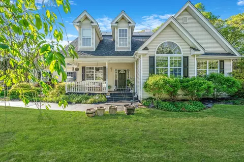 7 Martingale Ct, Setauket, NY 11733