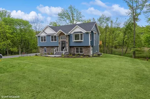 6 Reina Ct, Clarkstown, NY 10989